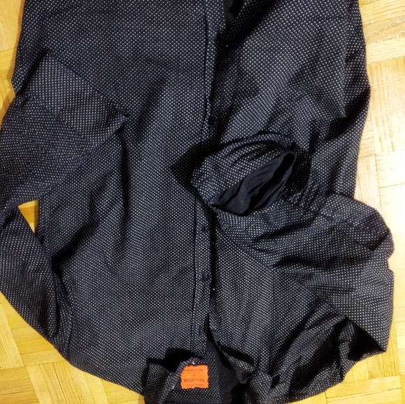 Hi Im selling couple of shirts and t shirts Size Medium.... - Picture 7 of 8